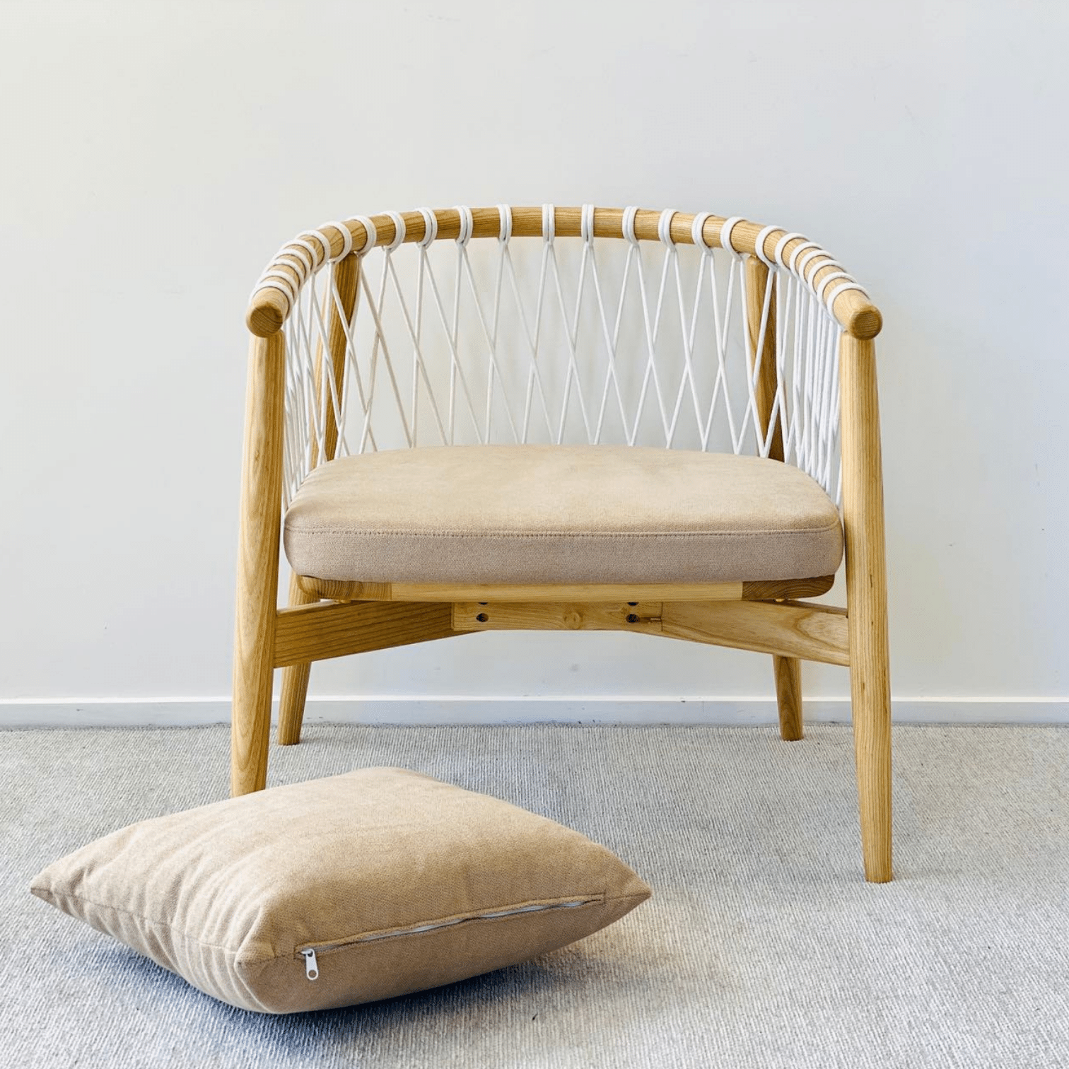 ironvanliving-Product-Leisure-armchair-Nest-natural-ash-white-cod-cushion-aside